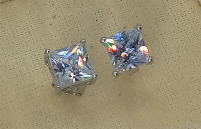 Orecchini punto luce quadrati montatura a perno argento 925  - Immagine 1 di 4