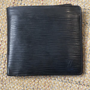 LOUIS VUITTON Marco Black Epi Leather BiFold Wallet SP0095 - Bild 1 von 16