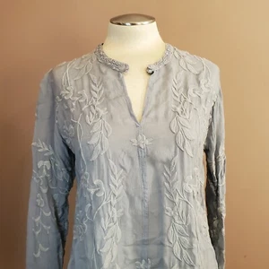 Johnny Was Sasha bestickte Bluse mit Bindeband vorne XS hellblau langarm NEU Fehler - Bild 1 von 17