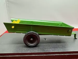 ERTL John Deere 75-7650 Green Farm Trailer Spreader - Picture 1 of 7