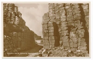 Foto real de Giant's Gate and Causeway Trail Antrim Irlanda del Norte Reino Unido RPPC - Imagen 1 de 2
