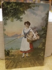 Fantasy Gruß Postkarte hübsches Mädchen Angeln mit Korb mit Babys 1907 - Bild 1 von 3
