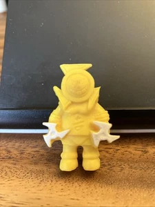 Space War Aliens?? - Little Weirdos?? Plastic Yellow 1" Figure - Canadian Seller - Imagen 1 de 6