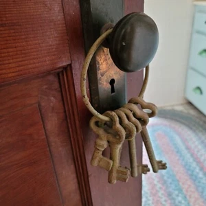 Cast iron skeleton key ring decorative farmhouse old west jailer tan green - Picture 1 of 7