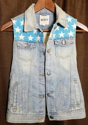 Colete jeans Brandy Melville bandeira americana desgastado pequeno - Imagem 1 de 4
