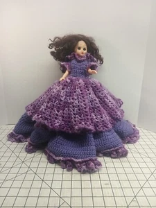 Selbstgemachtes handgehäkeltes lila Puppenkleid mit weißem Slip - Bild 1 von 11