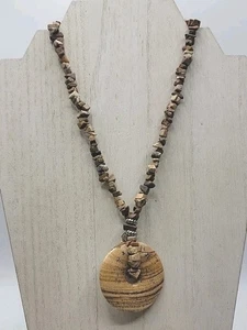 Collar de jaspe hecho artesanalmente disco y cuentas gruesas con astillas usado en excelente estado - Imagen 1 de 4