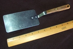 Turner / Spatula ~ MAID Of HONOR ~ Stainless Blade ~ Wood Handle ~ Vintage - Imagen 1 de 5