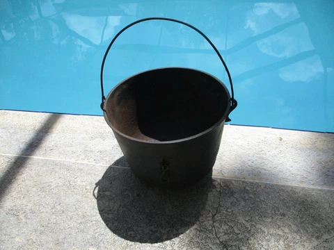 VINTAGE HEAVY BLACK CAST IRON PLANTER THREE LEGS AND IRON HANDLE WEEP HOLDS 11" Cover