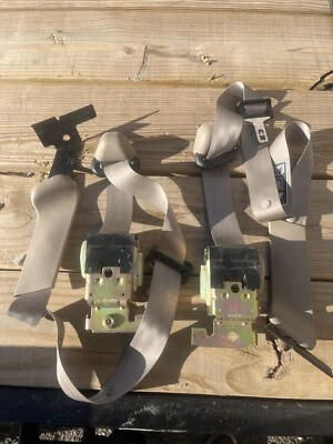 Cintos de segurança traseiros bronzeados 2003-2007 Ford F250 F350 Super Duty OEM cabine dupla X2 - Imagem 1 de 3