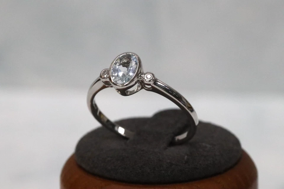 Anillo de diamantes y aguamarina de oro blanco de 9 quilates - talla R1/2 - sello del Reino Unido Foto 1 de 4