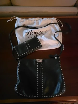 BOLSO Y CARTERA BANDOLERA DE CUERO NEGRO BRILLANTE CON TACHUELAS Foto 1 de 4