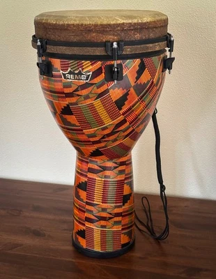 Tambor Remo Mondo KeyTuned Djembe 12" x 24" patrón Kintekloth excelente estado Foto 1 de 4