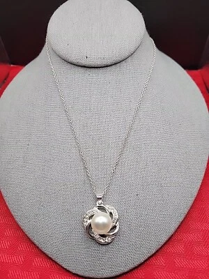Collar grande con colgante de perlas de imitación enchapado en oro blanco de 10k tono plata  Foto 1 de 4