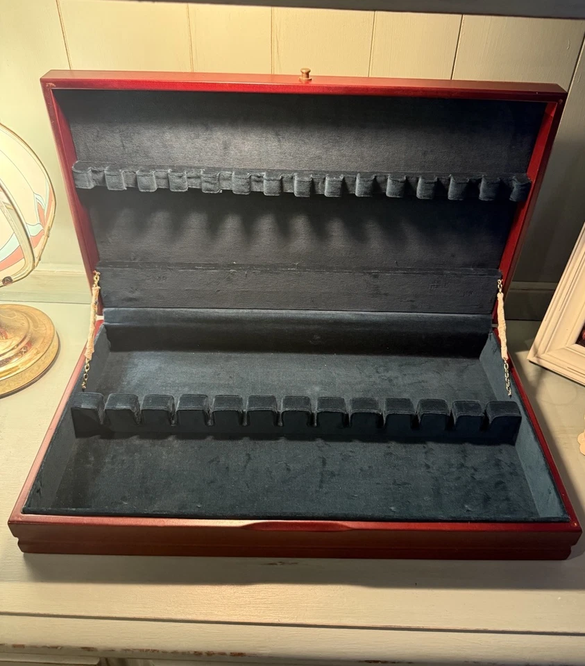 Винтажный деревянный сундук для хранения столовых приборов коричневый сервиз 12 столовых приборов. Чипирование - Изображение 1 из 4