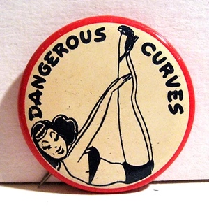 Vintage 1940-1950er gefährliche Kurven Neuheit lustiger Pinback-Knopf alter Lagerbestand - Bild 1 von 1