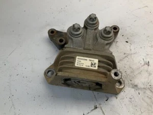 14-16 Fiat 500L Trekking 4DR 1.4L FWD Left Engine Mount Bracket Q - Picture 1 of 10