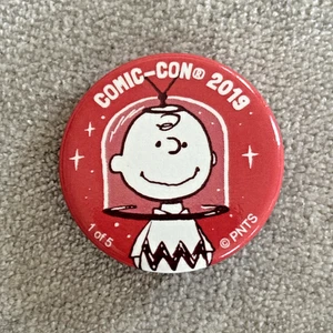 Peanuts 2019 SDCC Promo Button 1.25" Charlie Brown Astronaut 1 of 5 Wednesday LE - Bild 1 von 3