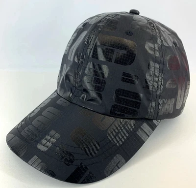 Gorra de béisbol negra impermeable con logotipo disperso con cierre a presión con logotipo Ugg talla 0/S Foto 1 de 4