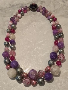 SOMBRERO CARNEGIE FIRMADO DE COLECCIÓN DOBLE HEBRA DE CUENTAS DE COLORES CON GRANDES DIAMANTES DE IMITACIÓN - Imagen 1 de 23