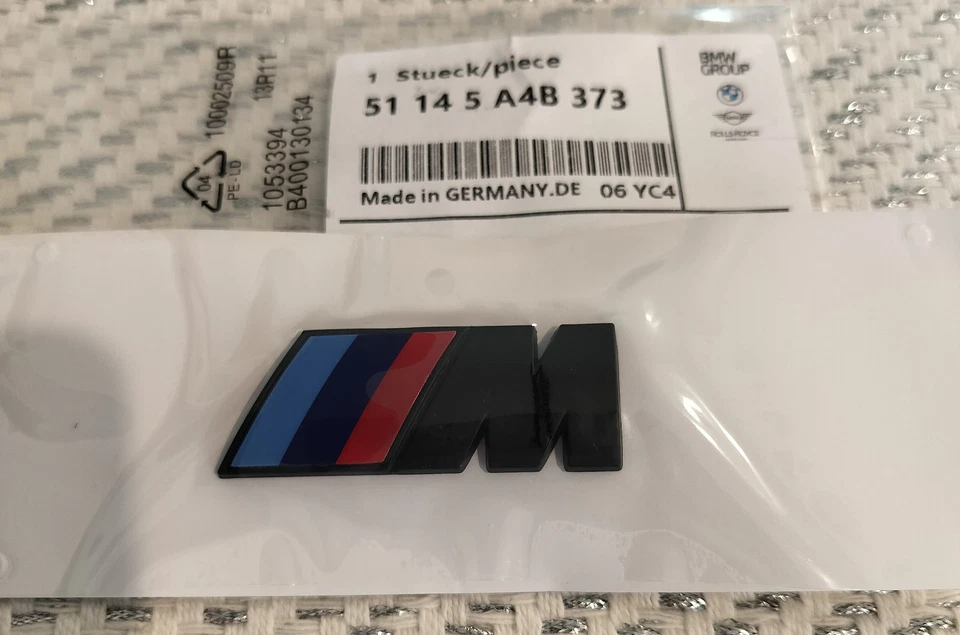 Insignia con logotipo BMW M genuino negro brillante 51145A4B373 Foto 1 de 1