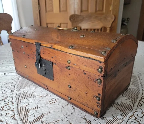 1700-1800 Antique Early American Wood Chest Box Domed 1822 Newspaper Lined Cover