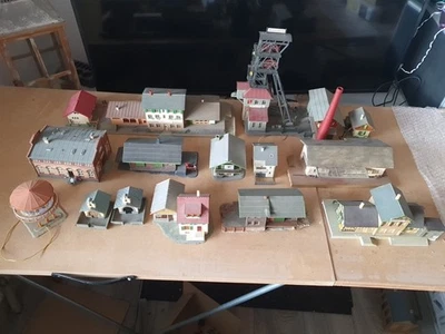 Faller H0 Konvolut,  14 Gebäude,  Bahnhof, Bergwerk, Tankstelle, Stellwerk etc.. - Bild 1 von 4