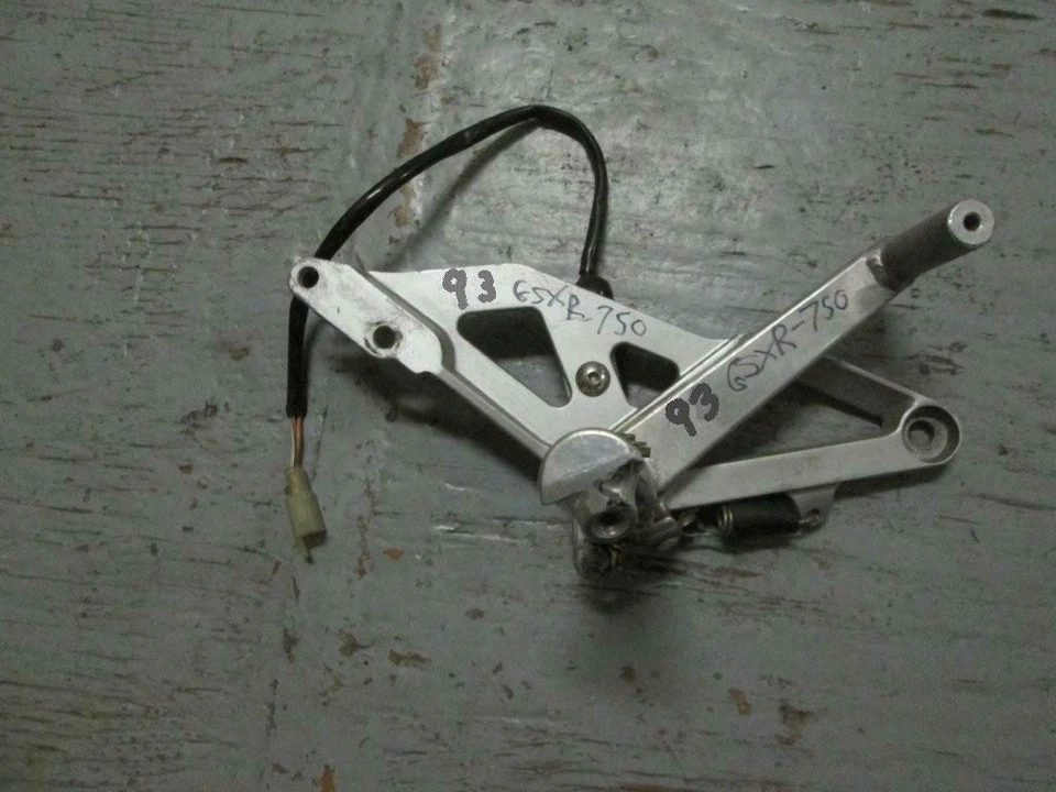 Conjunto clavija derecha suzuki gsxr600w / gsxr750w 43511-17e01 pedal 43110-17e00 Foto 1 de 3