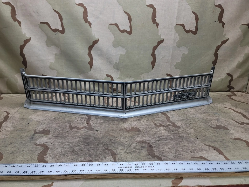  71 Buick Lesabre Estate Wagon 1971 parrilla con emblema vintage GM 1234347 OEM Foto 1 de 4