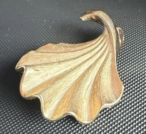 Vtg Trifari Swirl Shell/Leaf Scroll Brooch Gold Tone Signed - Picture 1 of 7
