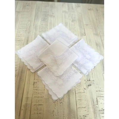 Juego de 5 servilletas de lino bordadas blancas borde festoneado detalle floral Foto 1 de 4