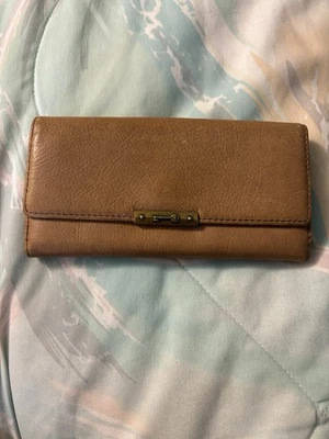 Bolso sin asas Fossil Key de cuero granulado tostado cartera sobre tarjetas grandes área cremallera Foto 1 de 4