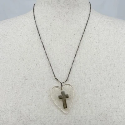 复古 Lucite 心形吊坠项链 带嵌入十字架 宗教基督教珠宝 — 第 1/4 张图片