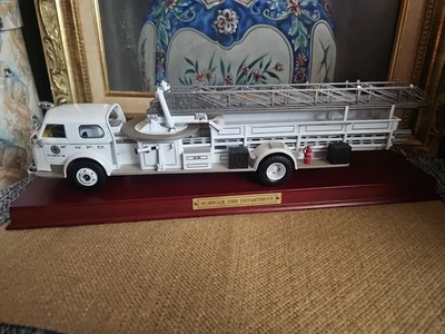 Franklin Mint/ WHITE American LaFrance 1954 Fire Engine Norfolk FD Ladder Truck - Image 1 of 4