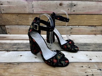 Tacones con tiras florales de terciopelo negro Fergie Courtney talla 7,5 Foto 1 de 4