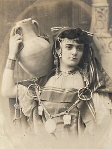 Originale Grande Photo Orientaliste 1900 Femme Vêtements Bijoux Porteur D Eau