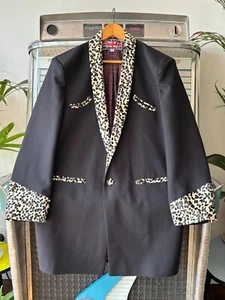 CHAQUETA DRAPEADA Teddy Boy. COLLAR ENROLLABLE TERCIOPELO NEGRO CON PIEL DE LEOPARDO. TALLA 52. - Imagen 1 de 14