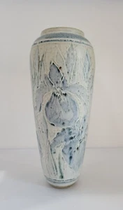 Keramik Vase Künstler signiert Walsh Narzissen handgefertigt blau grau Blumendesign - Bild 1 von 10