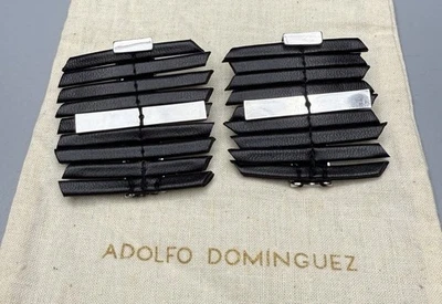 "Pendientes de poste de cuero negro enchapados en plata Adolfo Dominguez de 1,81"" de largo" Foto 1 de 4