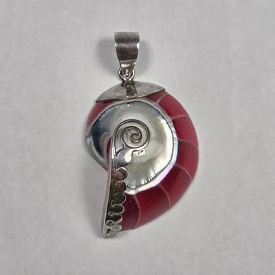 Colgante concha fósil de amonita roja con detalles en plata de ley Foto 1 de 3