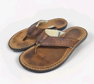 Sandálias chinelos de couro forradas de sherpa marrom tamanho 10 masculinas UGG pele de carneiro trabalhadas - Imagem 1 de 4