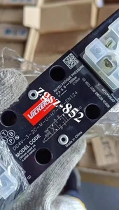 VICKERS DG4V-3-2C-M-U-H7-69-EN124 Hydraulic valve 1PC New Fast Shipping FedExDHL - Afbeelding 1 van 2