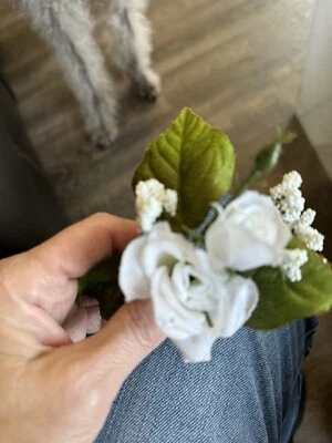 Boutonnière de seda, uno blanco y 2 en amarillo. Perfecto para precio de graduación cada uno Foto 1 de 3