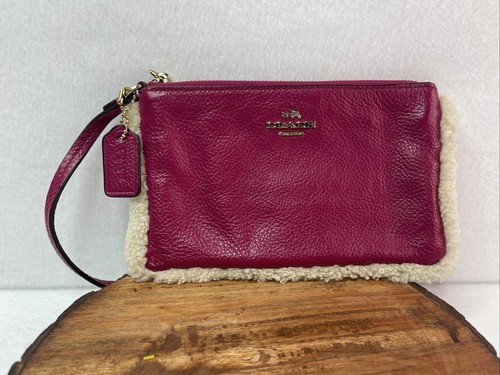 Portafoglio da polso Coach rosa pelle ciottolata oro ferramenta slot carta pelliccia sintetica