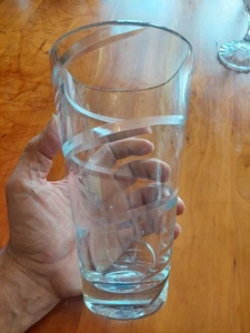 Vera Wang Kristallvase wirbelndes geschnitztes Muster - 8" hoch 4 3/4" obere Öffnung - Bild 1 von 5