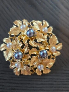Ivana Trump Faux Gray White Pearl Gold Tone Brooch Pendant Domed Pin - Picture 1 of 2