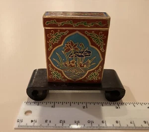 Caja de baratijas de píldora de tabaco cloisonné floral de la década de 1950 de latón - Imagen 1 de 14