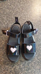 Dr. Martens Kinder Größe 3 US Schwarz Marlowe Herzen Junior Kinder Sandalen 34 Eur - Bild 1 von 3