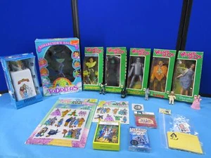 Lotto 4 Figurine Mego Mago di Oz 1974 con Pacchetto Pulsanti Adesivi - Foto 1 di 13