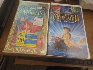 DISNEY'S DIE KLEINE MEERJUNGFRAU-DIE KLEINE MEERJUNGFRAU II-RÜCKKEHR INS MEER-VHS-MUSCHEL-NEU - Bild 1 von 2